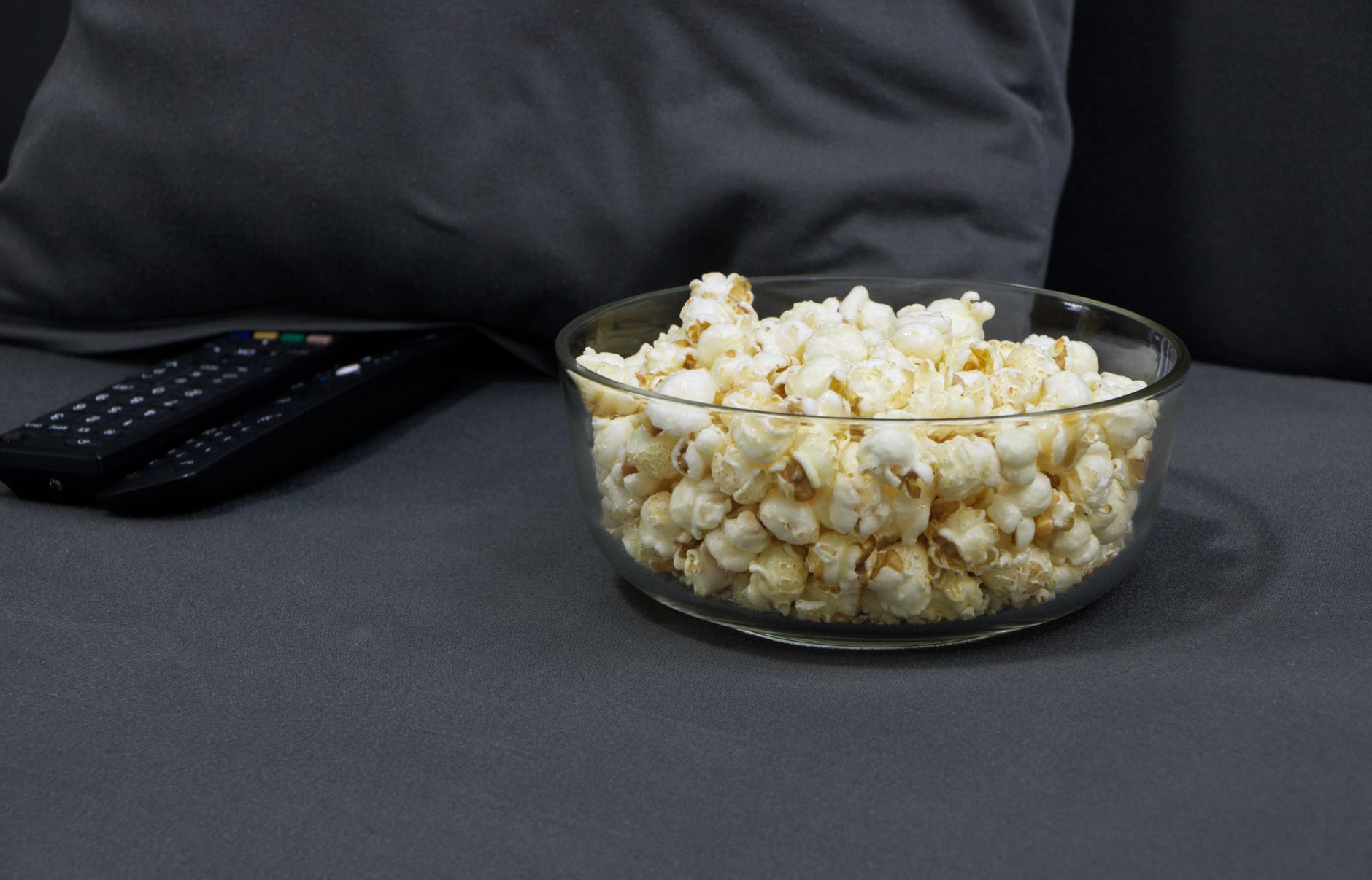 Kaip suplanuoti kino naktį namuose: idėjos šeimai, draugams ir ramiam poilsiui vienam