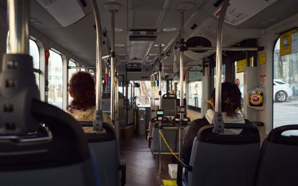 Kaip sutaupyti ir keliauti patogiau miesto autobusu: praktinė atmintinė kasdieniams maršrutams
