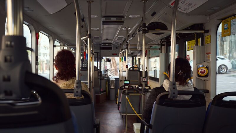 Kaip sutaupyti ir keliauti patogiau miesto autobusu: praktinė atmintinė kasdieniams maršrutams