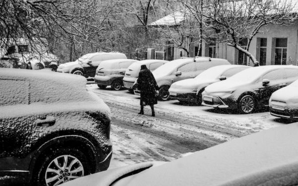 Kaip tinkamai nusivalyti sniegą ir ledą nuo automobilio: paprasti žingsniai, kurie gali išgelbėti nuo avarijos