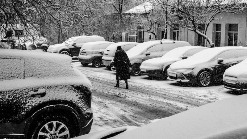 Kaip tinkamai nusivalyti sniegą ir ledą nuo automobilio: paprasti žingsniai, kurie gali išgelbėti nuo avarijos
