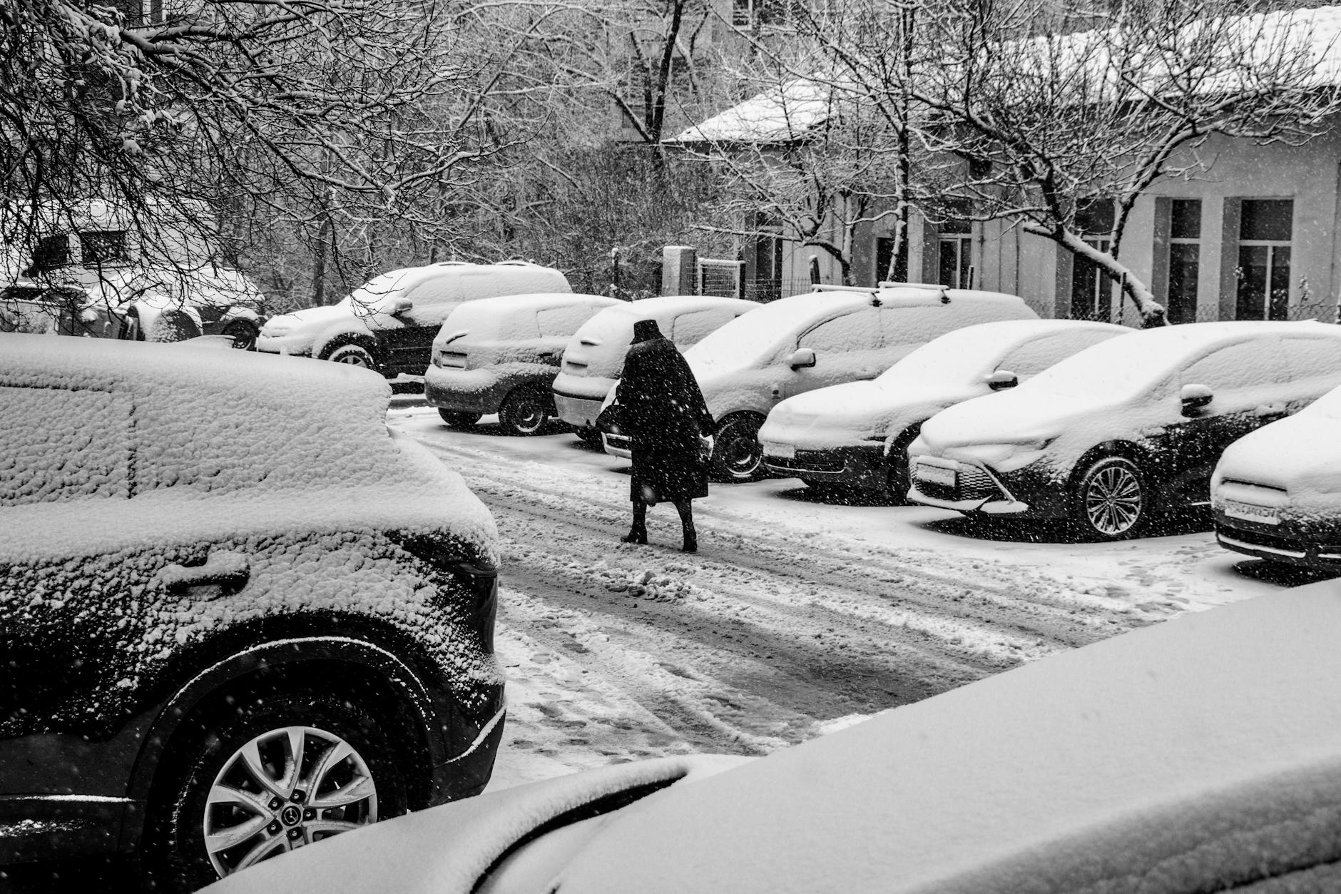 Kaip tinkamai nusivalyti sniegą ir ledą nuo automobilio: paprasti žingsniai, kurie gali išgelbėti nuo avarijos