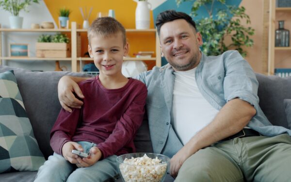 Kino popietė šeimai be skrolinimo: kaip suplanuoti bendrą filmų ritualą, kuris patiks ir vaikams, ir suaugusiesiems