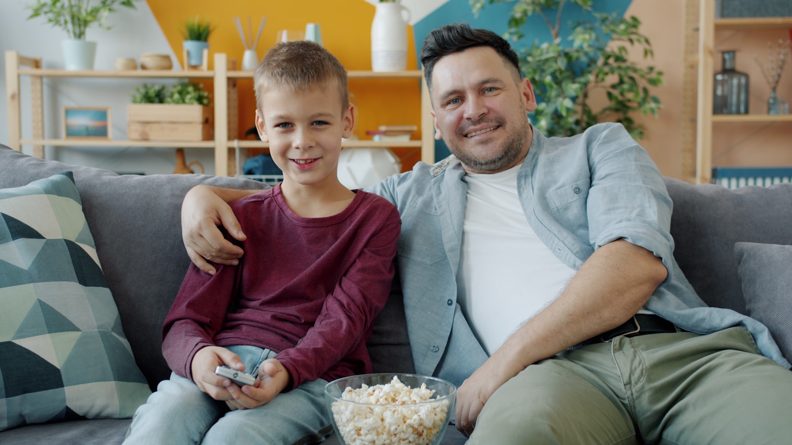 Kino popietė šeimai be skrolinimo: kaip suplanuoti bendrą filmų ritualą, kuris patiks ir vaikams, ir suaugusiesiems