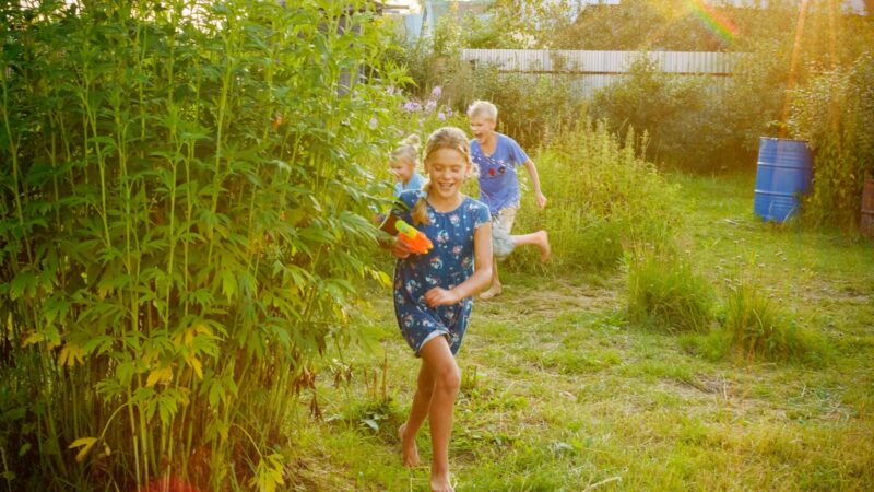 Lauko stalo žaidimai suaugusiems ir vaikams: paprastos idėjos, kurios pavers kiemą žaidimų aikštele