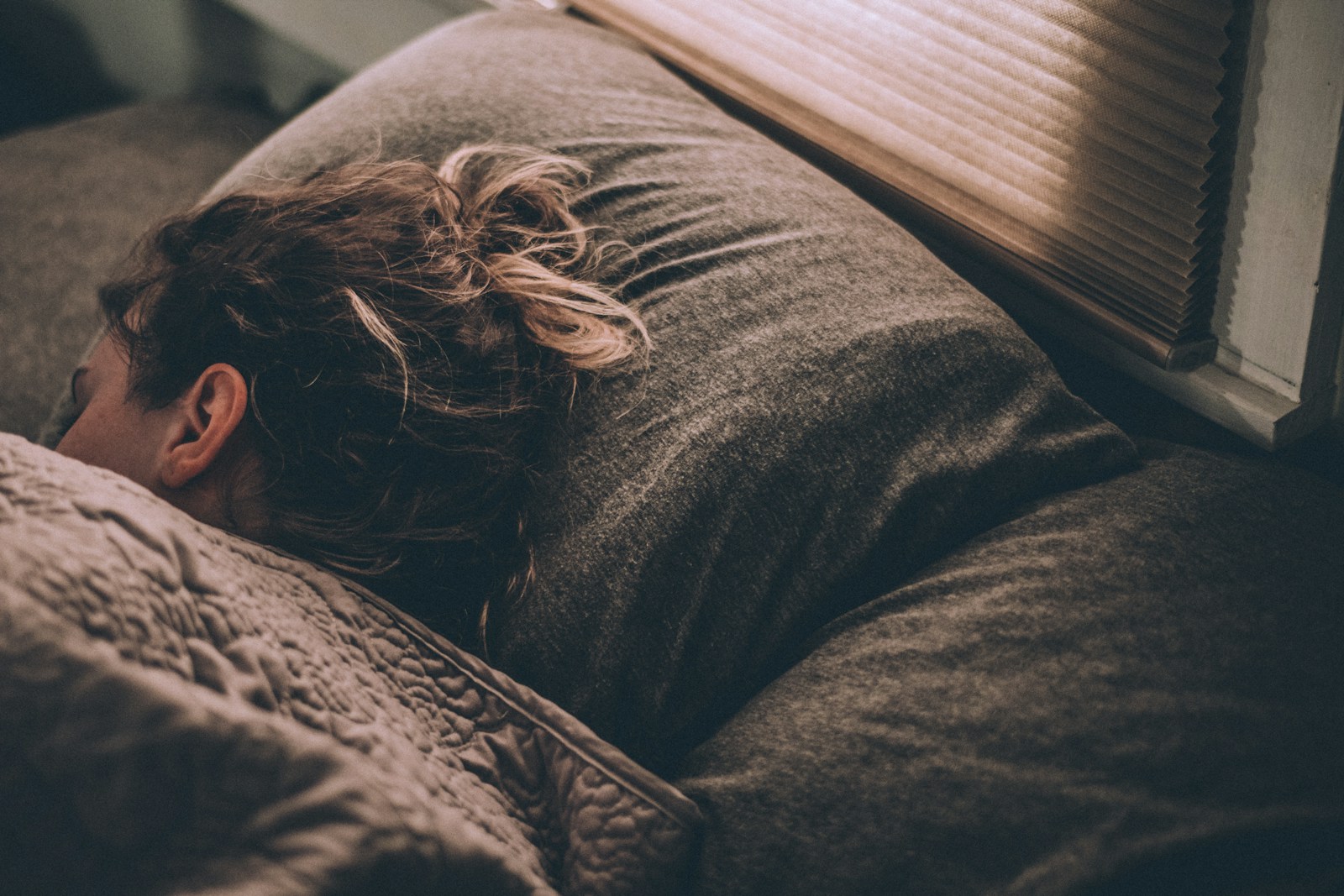 Lėtinis miego trūkumas nejučia keičia kūną ir nuotaiką: kaip laiku atpažinti ir sustabdyti užburtą ratą