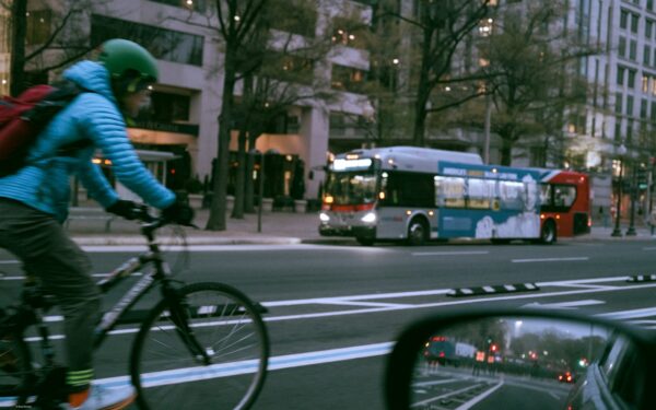 Mišrus judumas mieste keičia kasdienį važiavimą: kaip derinti viešąjį transportą, dalijimosi paslaugas ir nuosavą auto