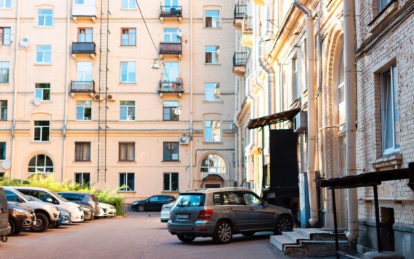 Parkavimas kiemuose ir gatvėse: kaip susitarti su kaimynais ir išvengti konfliktų dėl vietos