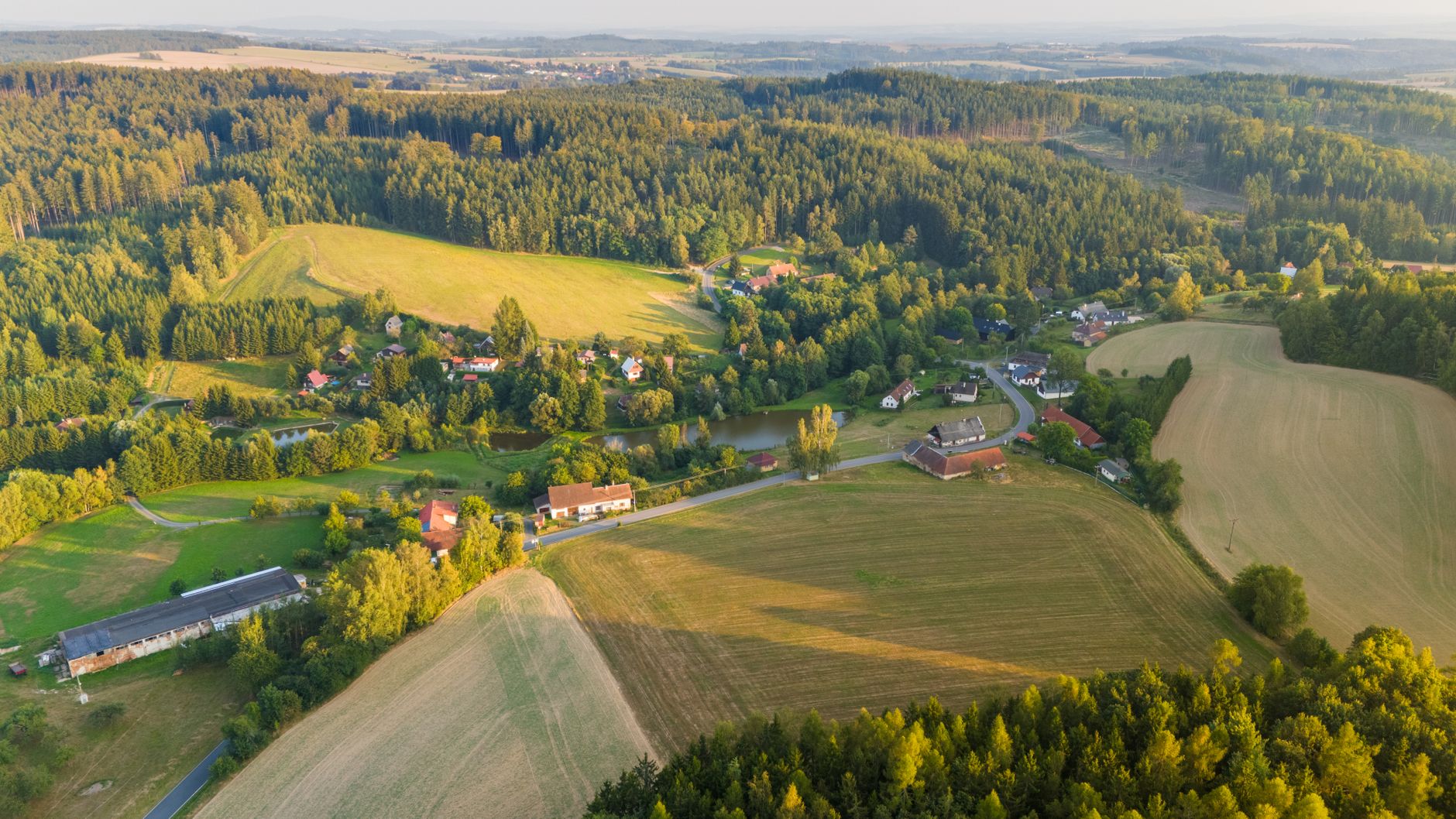 Savaitgalis Žemaitijos kaime: kaip Pauškės slėnis prie Platelių ežero traukia ieškančius ramybės