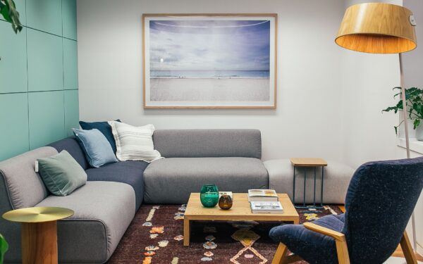 Sofa, foteliai ir staliukai: kaip praktiškai susikurti jaukią poilsio zoną svetainėje