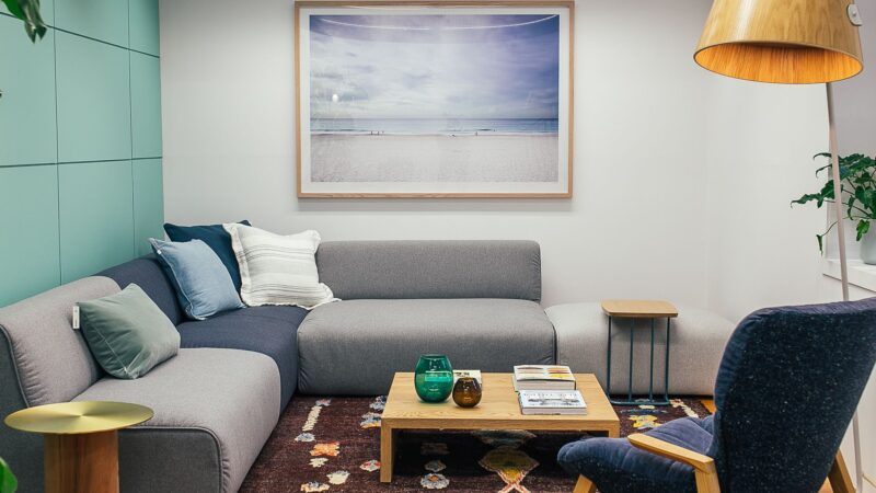 Sofa, foteliai ir staliukai: kaip praktiškai susikurti jaukią poilsio zoną svetainėje