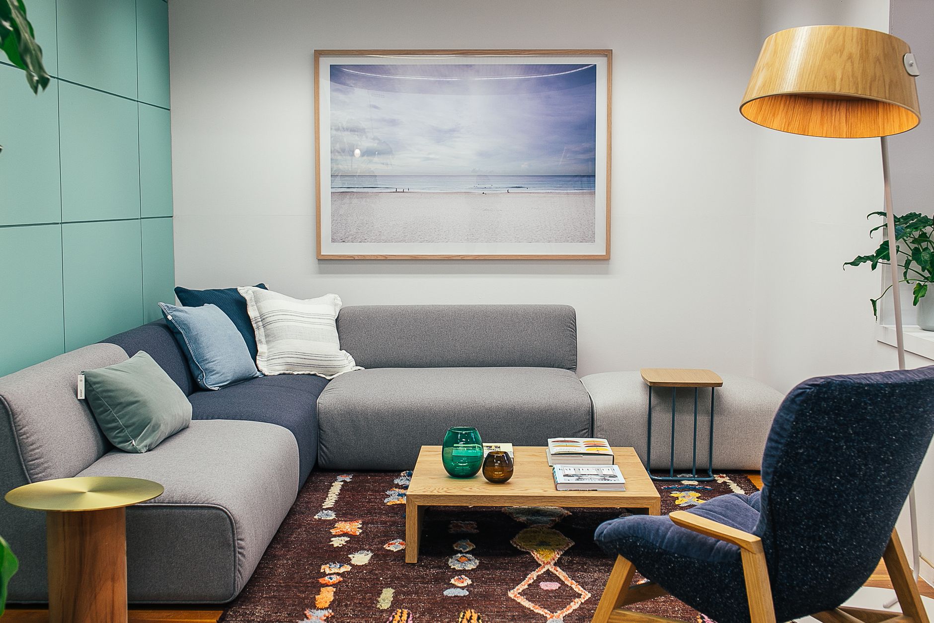 Sofa, foteliai ir staliukai: kaip praktiškai susikurti jaukią poilsio zoną svetainėje