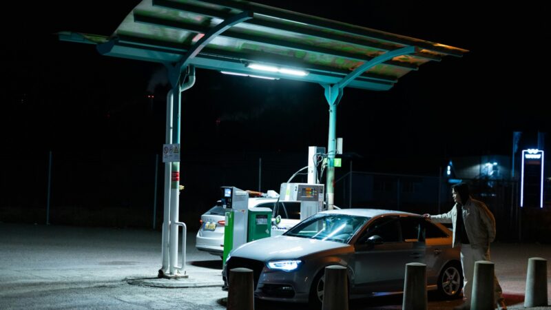 Sustojote šalikelėje ar degalinėje: kaip saugiai statyti transporto priemonę ir neviršyti nerašytų taisyklių