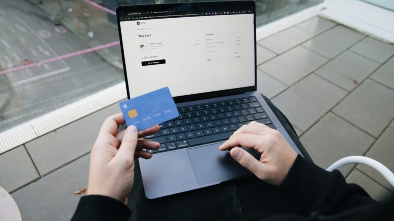 Technologijos pradedantiesiems: kaip saugiai ir patogiai naudotis el. bankininkyste bei valdyti savo finansus