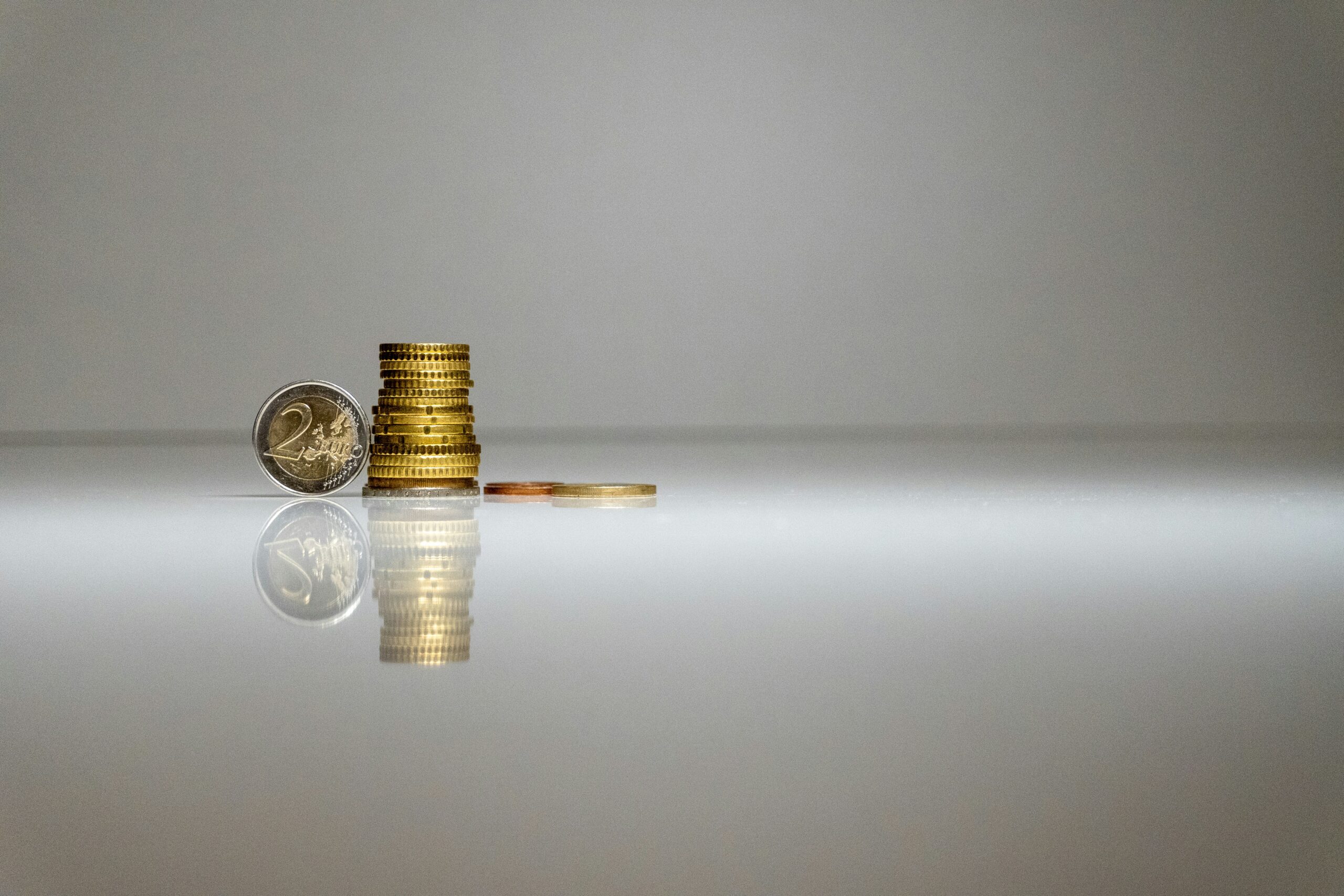 Finansų ekspertai įspėja: šie įpročiai nepastebimai stabdo kelią į finansinę laisvę