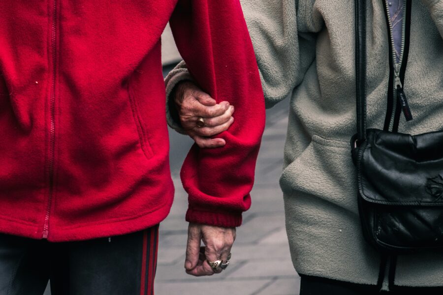 Seni žmonės. Unsplash nuotr