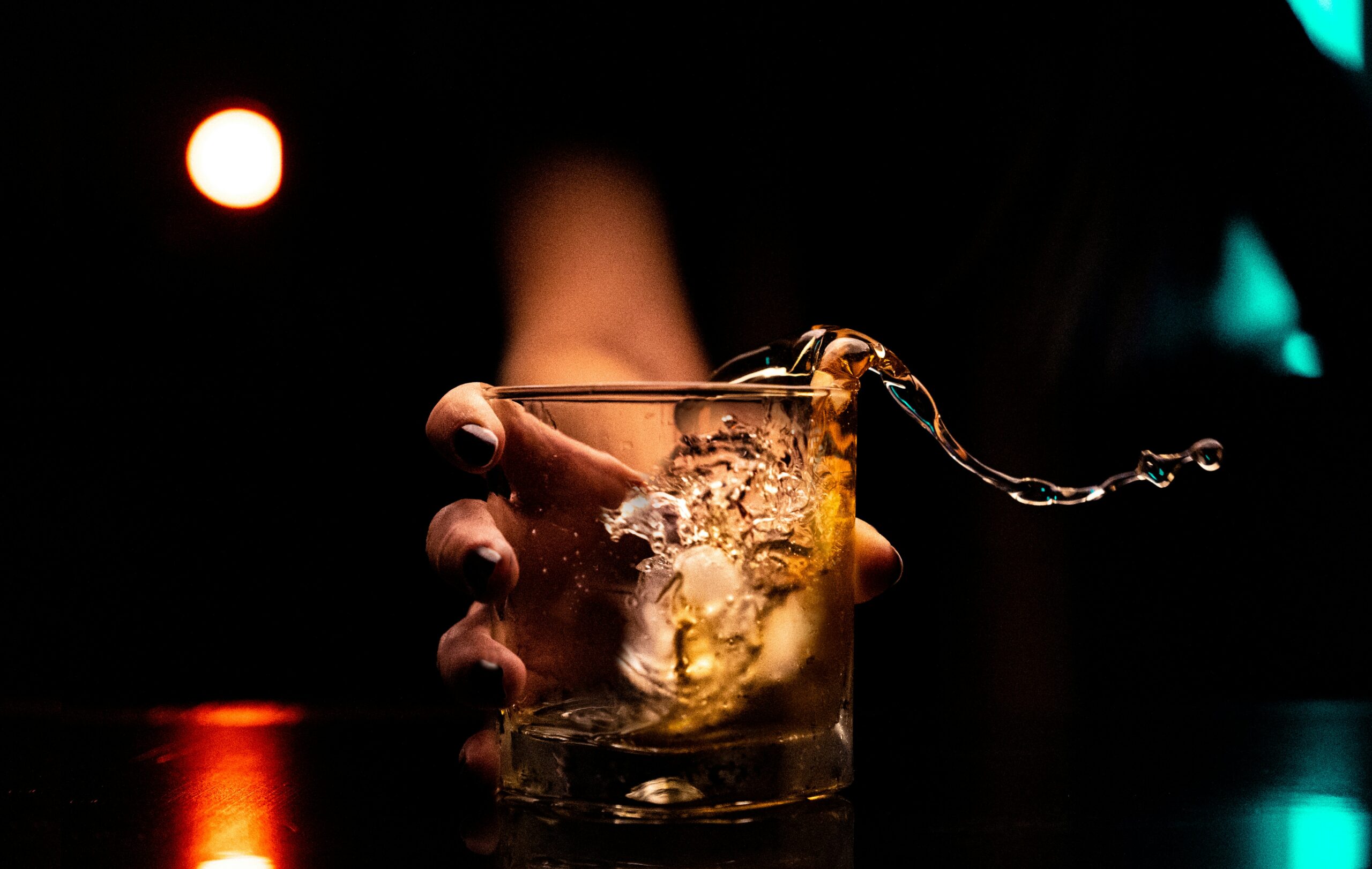 Daugelis mano, kad alkoholis atpalaiduoja: medikai primena, ką jis iš tiesų daro organizmui