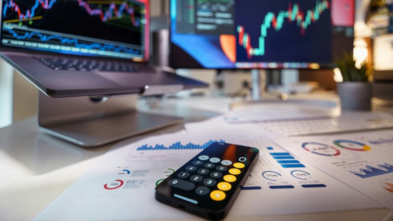 Technologijų akcijos kyla rekordiniu tempu: ekspertai įvardijo tris ženklus, kurie išduoda galimą burbulą