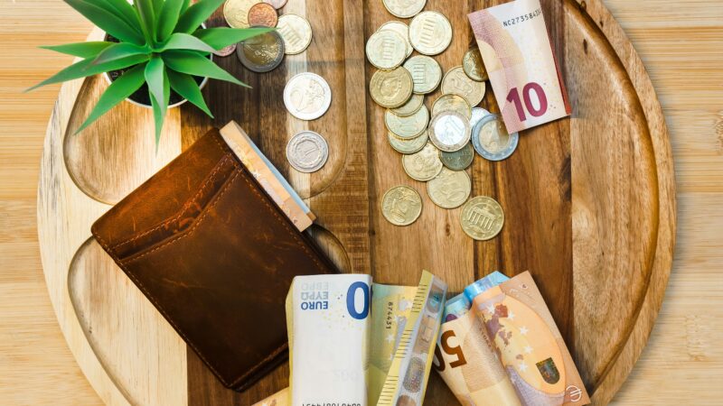 Kodėl vieni pensininkai palieka turtą anūkams, o kiti skaičiuoja paskutinius eurus?