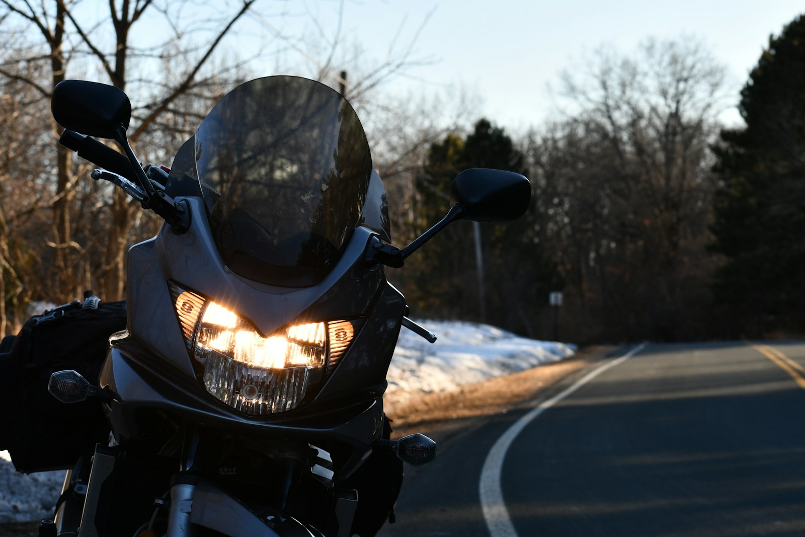 Vairuotojų ir motociklininkų santykis pavasarį: kaip išvengti konfliktų ir pavojingų situacijų eisme