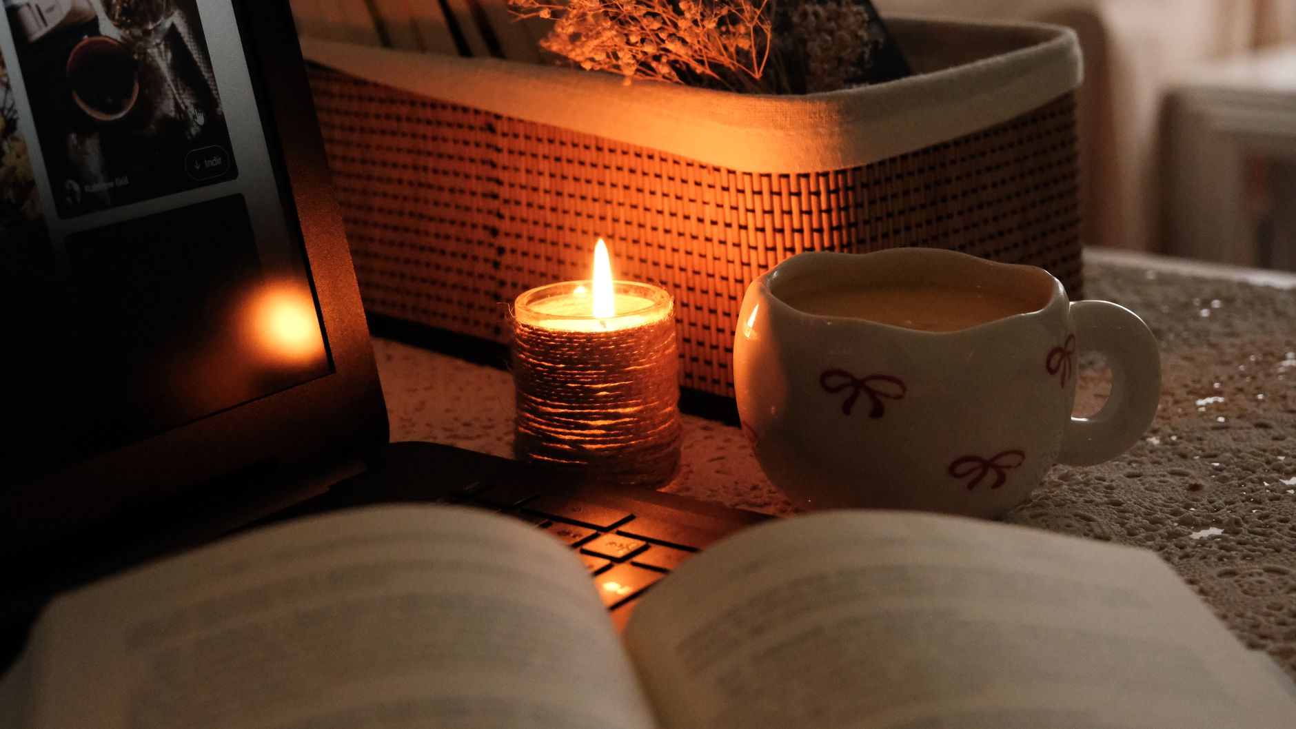12 vidinių švyturių vakarui su savimi: ramus astrologinis gidas kiekvienam charakteriui