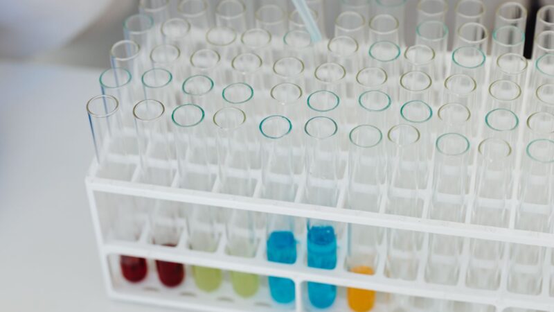 Dirbtinis intelektas laboratorijoje: kaip algoritmai padeda atrasti vaistus ir naujas medžiagas