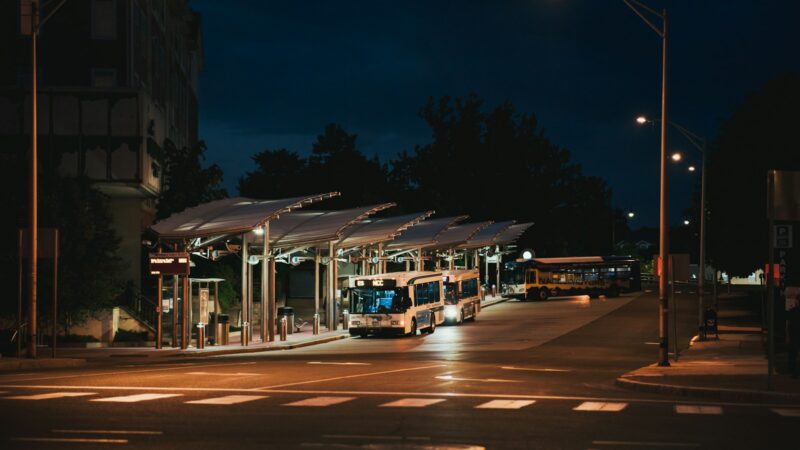 Dyzelinių ir benzininių automobilių era traukiasi: ką vairuotojams reiškia palaipsnis perėjimas prie elektromobilių