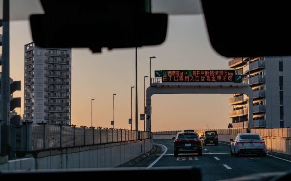 Hibridinių automobilių pirkimo dilema: kam jie iš tiesų apsimoka ir ką būtina žinoti prieš renkantis