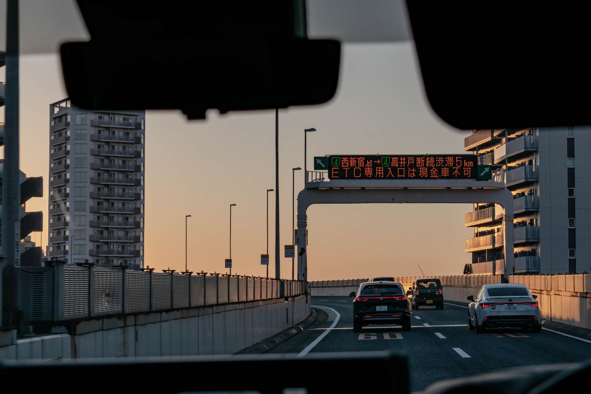 Hibridinių automobilių pirkimo dilema: kam jie iš tiesų apsimoka ir ką būtina žinoti prieš renkantis