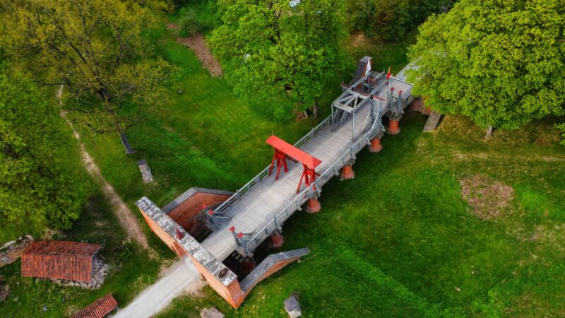 Ką iš tikrųjų siūlo Biržų kraštas: nuo smegduobių ir pilių iki ramių maršrutų savaitgalio kelionei