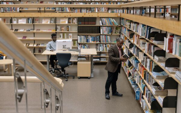 Kaimo bibliotekos pokytis Vidurio Lietuvoje: nuo tylos kambario iki bendruomenės idėjų dirbtuvių