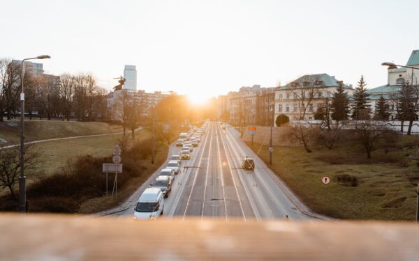 Kaip efektyviai dalintis kelione į darbą: nuosavo automobilio alternatyva, kuri padeda sutaupyti