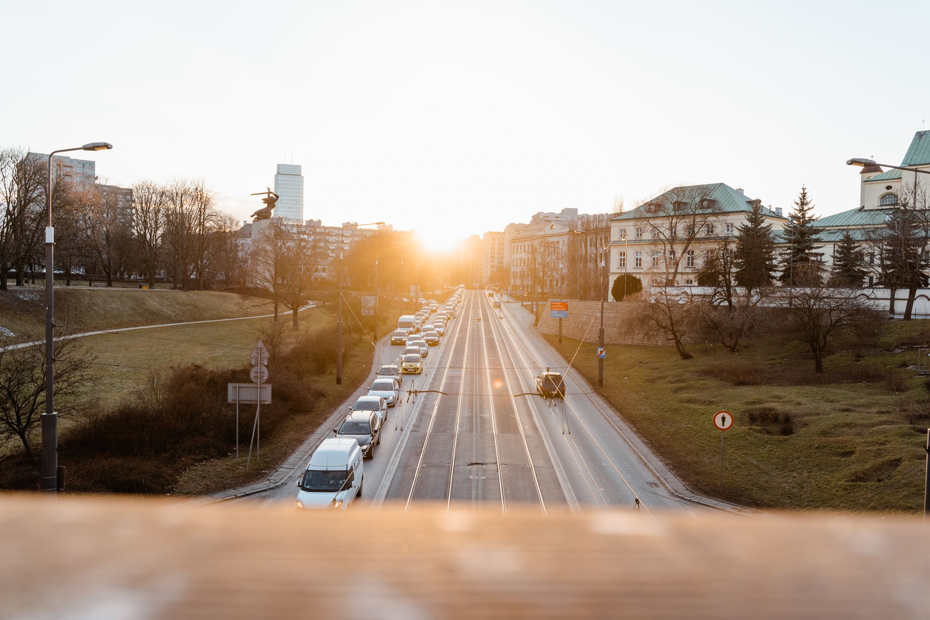 Kaip efektyviai dalintis kelione į darbą: nuosavo automobilio alternatyva, kuri padeda sutaupyti