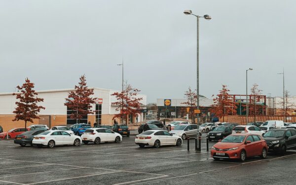 Kaip parduoti seną automobilį Lietuvoje: nuo pasiruošimo iki sutarties be brangiai kainuojančių klaidų