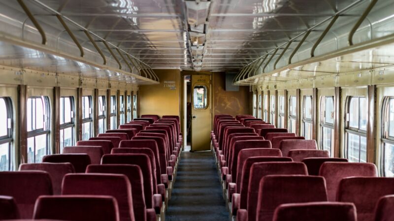 Kaip pasiruošti ilgesnei kelionei autobusu ar traukiniu: vietos pasirinkimas, daiktų sąrašas ir paprasti komforto triukai