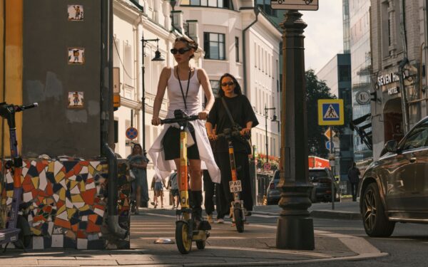 Kaip saugiai naudotis paspirtukais mieste: greitis, šaligatviai ir taisyklės, kurias dažnai pamirštame