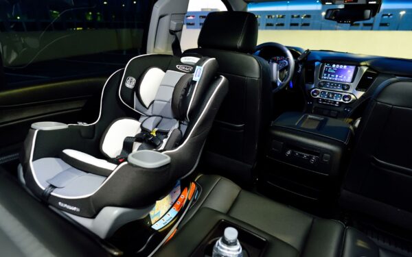 Kaip saugiai vežti vaikus automobilyje: nuo automobilinių kėdučių pasirinkimo iki teisingo prisegimo