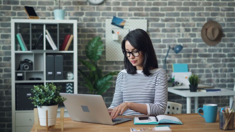 Kaip saugoti akis dirbant prie ekrano: paprasti kasdieniai žingsniai, kurie iš tiesų veikia