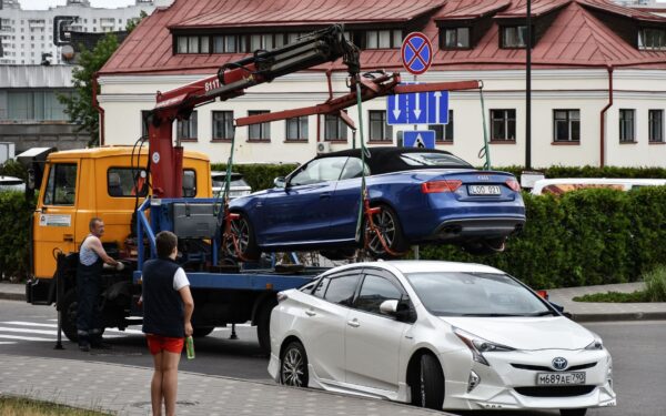 Kaip šiandien saugiai tempti automobilį: kada tai leidžiama, kokią įrangą rinktis ir ko geriau nedaryti