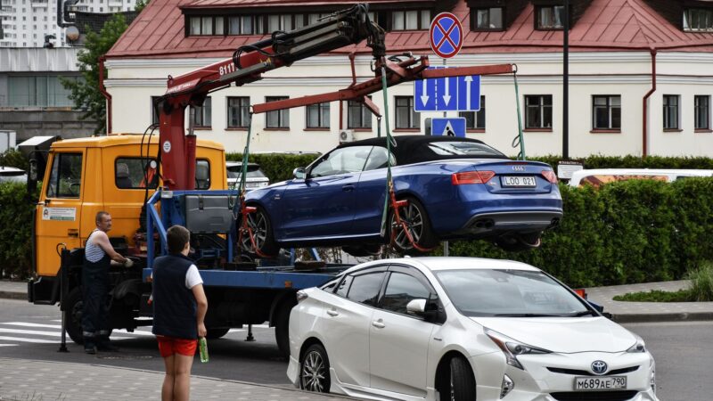 Kaip šiandien saugiai tempti automobilį: kada tai leidžiama, kokią įrangą rinktis ir ko geriau nedaryti