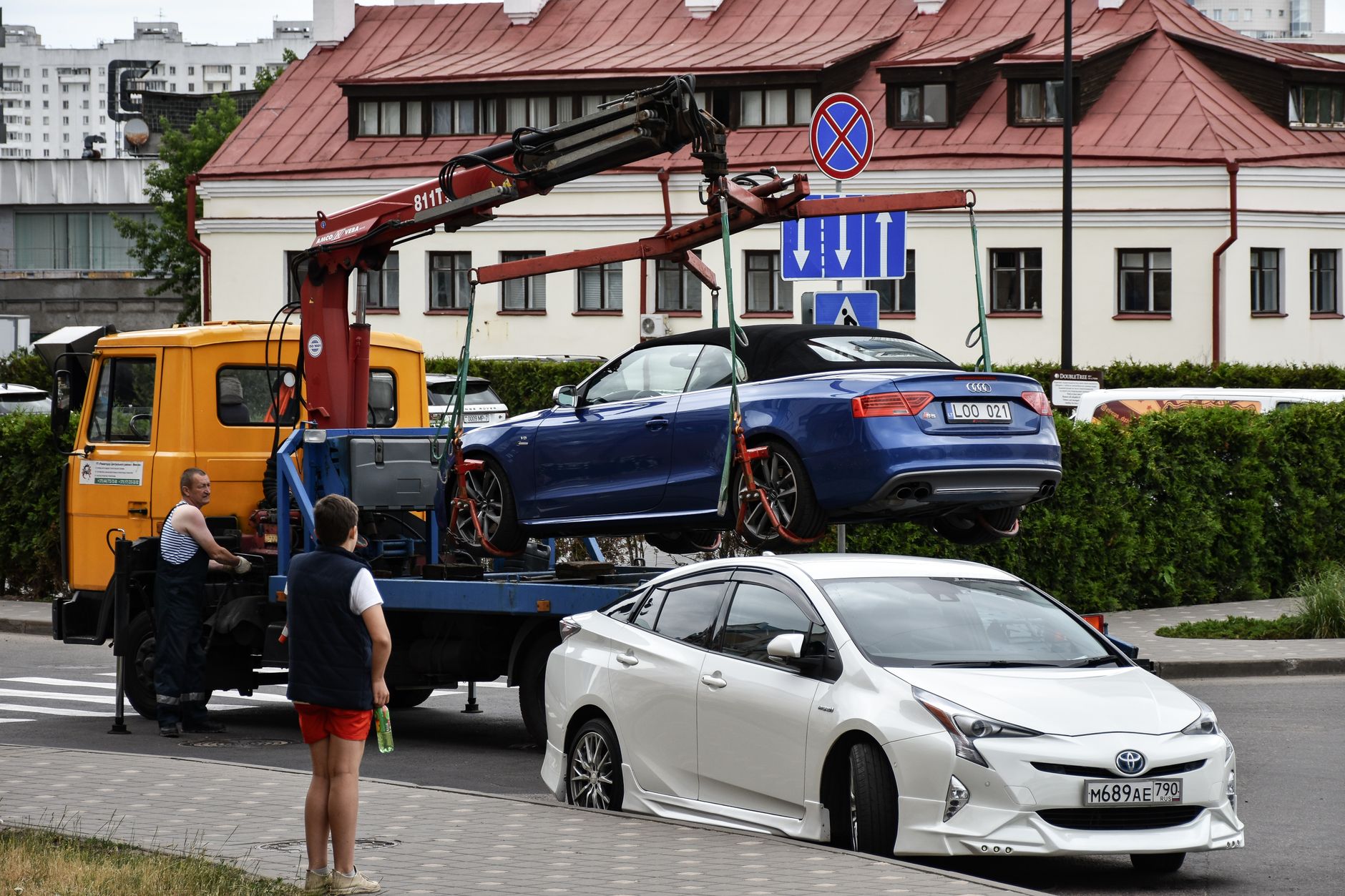 Kaip šiandien saugiai tempti automobilį: kada tai leidžiama, kokią įrangą rinktis ir ko geriau nedaryti