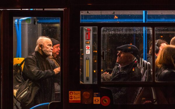 Kaip suplanuoti dieną be nuosavos transporto priemonės: realūs patarimai judėjimui po miestą ir už jo ribų