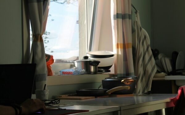 Kaip susidėlioti asmeninį rytinį ritualą: veiksmingi įpročiai dienai su daugiau energijos ir ramybės