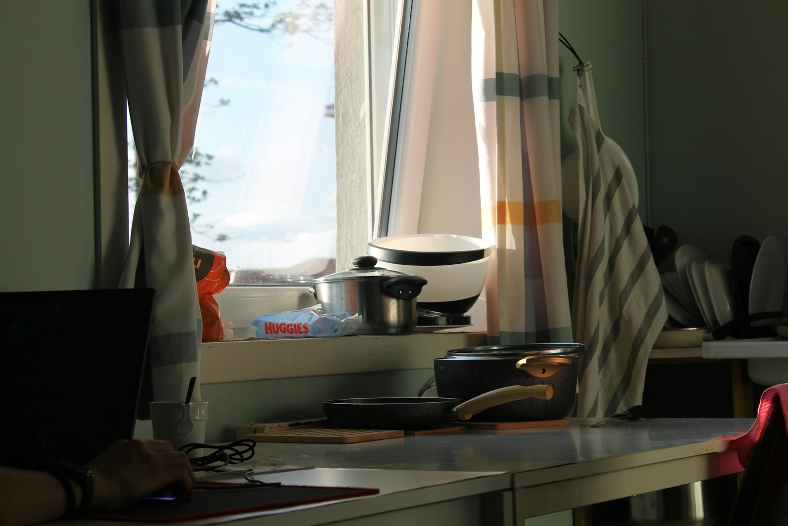 Kaip susidėlioti asmeninį rytinį ritualą: veiksmingi įpročiai dienai su daugiau energijos ir ramybės