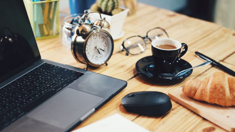 Kasdienis planavimas be sudėtingų sistemų: kaip susidėlioti dieną, kad liktų laiko ir darbams, ir sau