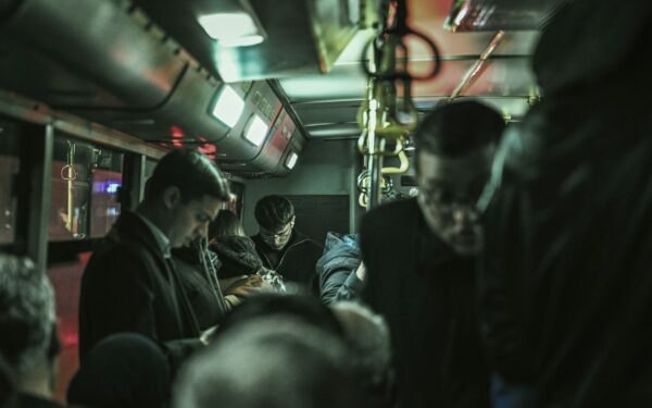 Keliaujate naktiniu autobusu ar mikroautobusu: kaip pasiruošti, kad kelionė būtų saugi ir kiek įmanoma patogesnė