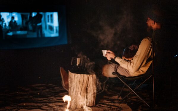 Lauko kino vakarai be didelių išlaidų: kaip patiems surengti kino teatrą kieme ar sodyboje