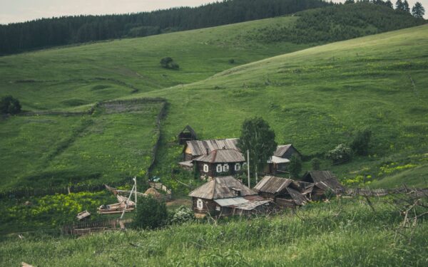 Lietuvos kaimai po pandemijos: kodėl vis daugiau šeimų renkasi grįžti iš miesto ir kaip tam pasiruošti