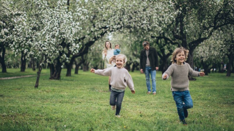 Popietė be ekrano: 15 paprastų veiklų lauke, kurios tinka ir vaikams, ir suaugusiesiems