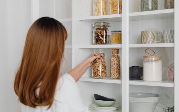 Skaidri virtuvės spintelėse tvarka be įtampos: kaip protingai laikyti produktus, kad jie nesugestų ir nesikauptų